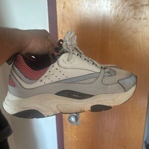 Dior B22
Sneakers in Cream and Gray
Extremely beat
Throw offers